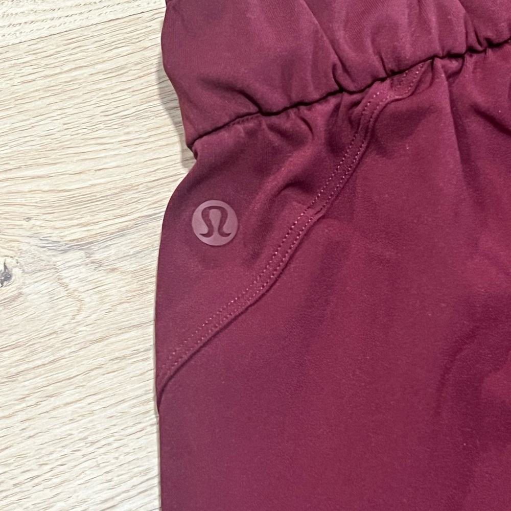 Lululemon NWOT On the Fly Jogger Woven Maroon - Picture 4 of 5